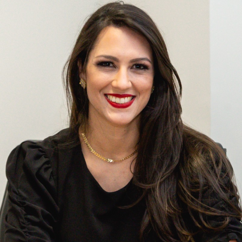 Trabalhar na HEAD5 tem sido um aprendizado constante. Todos os dias colaboro com pessoas talentosas que me desafiam e inspiram a crescer. Neste ambiente dinâmico e exigente, o foco em alta performance não é abstrato; é vivido em cada projeto, em cada rotina, em cada atendimento. O bem-estar da equipe é um pilar real e necessário tanto quanto alcançar metas e servir nossos clientes com excelência. Fazer parte desse movimento, onde técnica e humanidade se encontram, dá sentido ao meu trabalho.