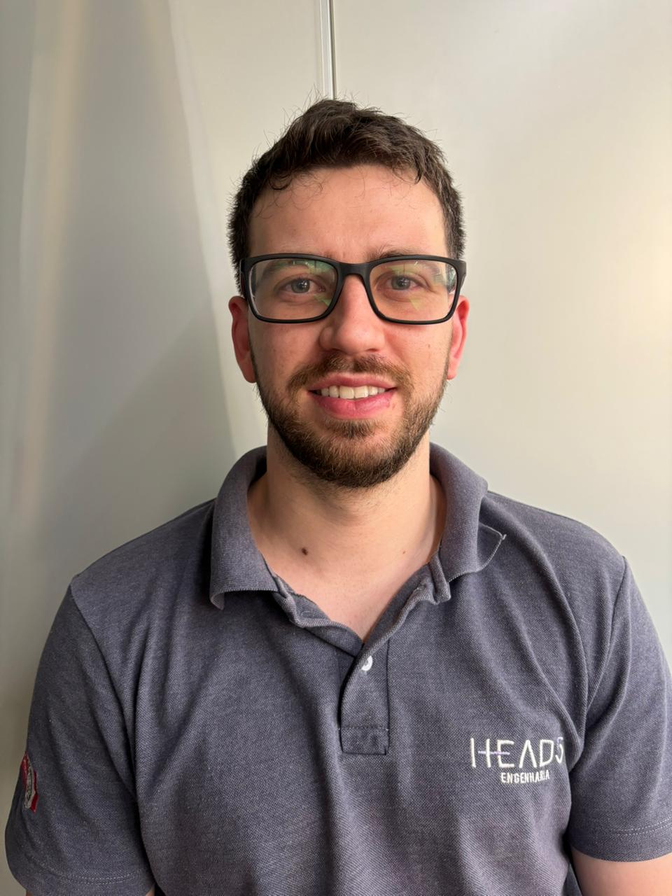 Trabalhar na HEAD5 é, acima de tudo, viver um novo desafio a cada dia. A diversidade e complexidade dos projetos em nossas diferentes áreas de atuação nos levam a evoluir constantemente, tornando-nos profissionais cada vez mais capacitados. Fazer parte dessa equipe significa priorizar a qualidade técnica em cada entrega, mesmo diante de prazos desafiadores. É a oportunidade de crescer junto com colegas engajados, que compartilham conhecimento, inovação e o compromisso de gerar soluções que realmente fazem a diferença.